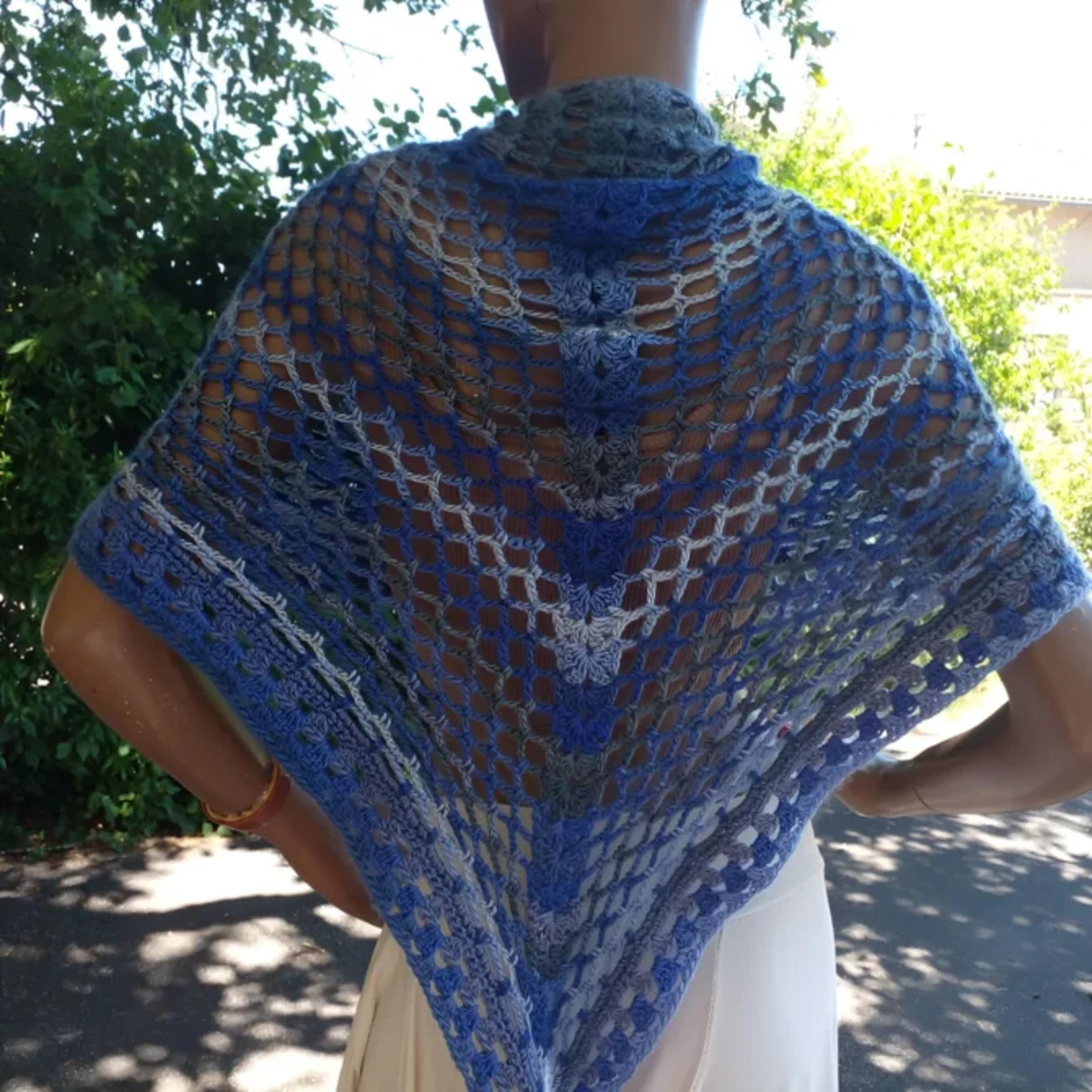 Châle au crochet fait main Amazigh de Cachalabibi - berbère - Vue arrière du châle avec les motifs traditionnels