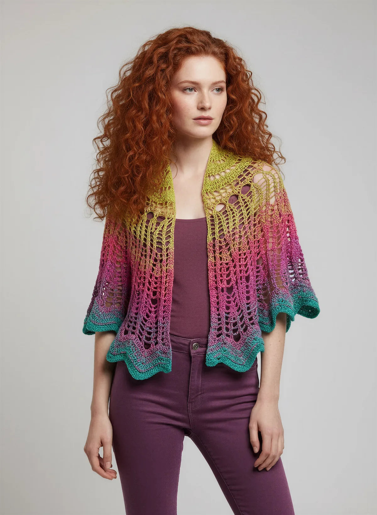 Châle Arc-en-ciel – vue de face soirée – crochet dégradé vert rose bleu motif ananas sur robe blanche – Cachalabibi