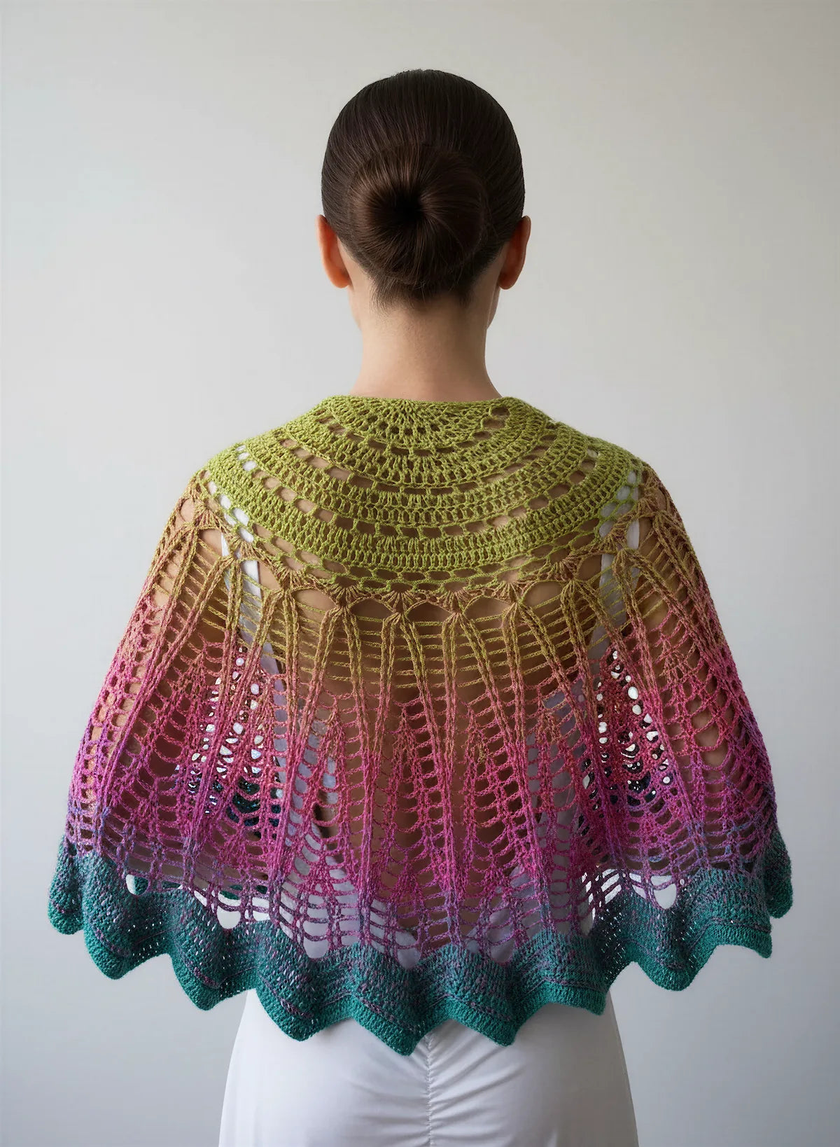 Châle Arc-en-ciel – vue de dos demi-cercle – crochet dégradé multicolore motif ananas bordure festonnée – Cachalabibi