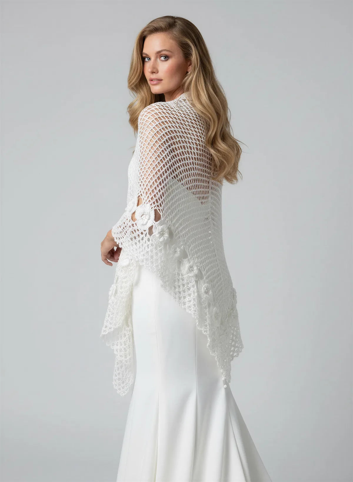 Châle Matrimonia – vue profil 3/4 – crochet ivoire roses 3D bordure dentelle – Cachalabibi