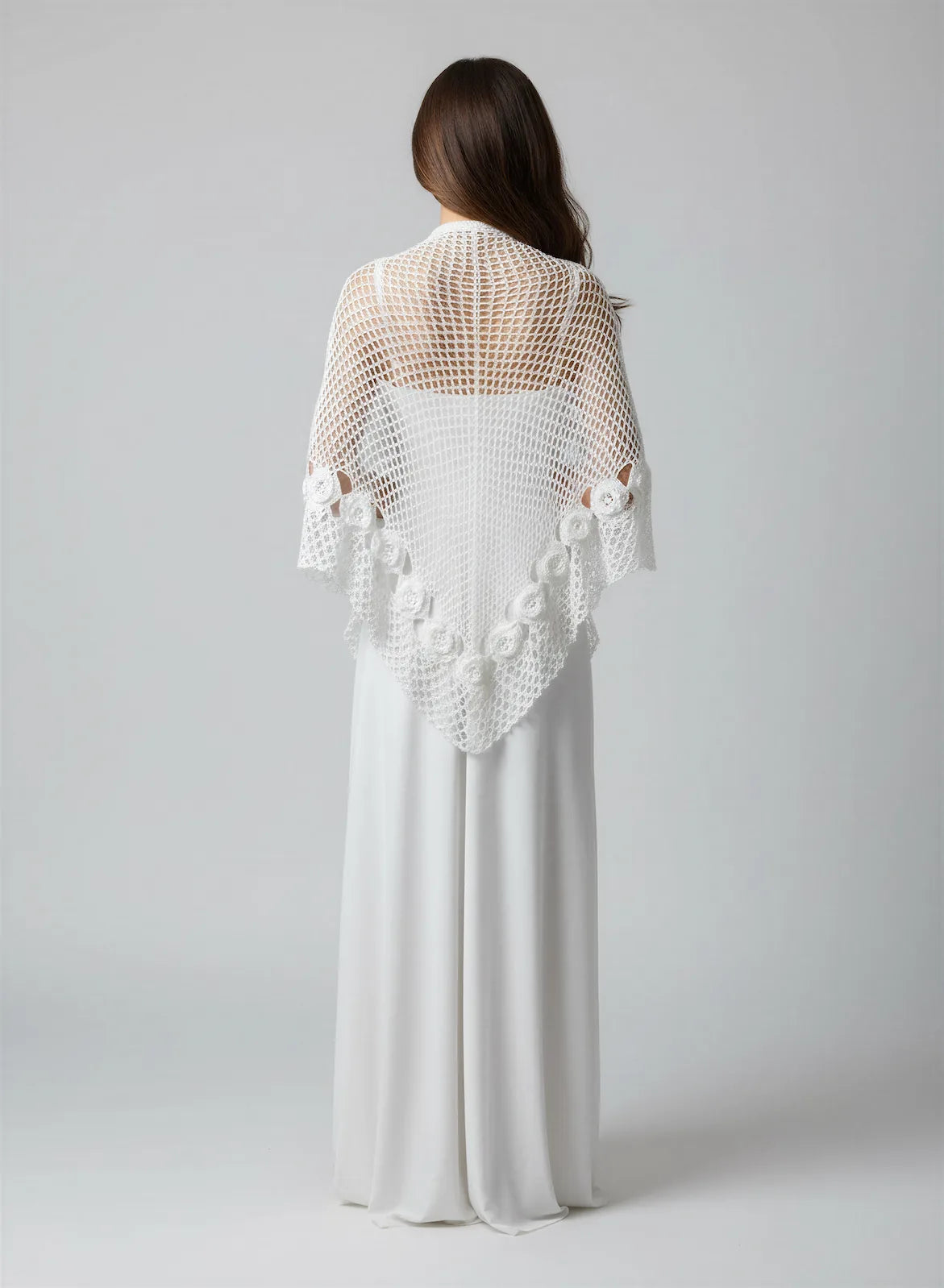 Châle Matrimonia – vue de dos – crochet ivoire roses 3D bordure dentelle asymétrique – Cachalabibi