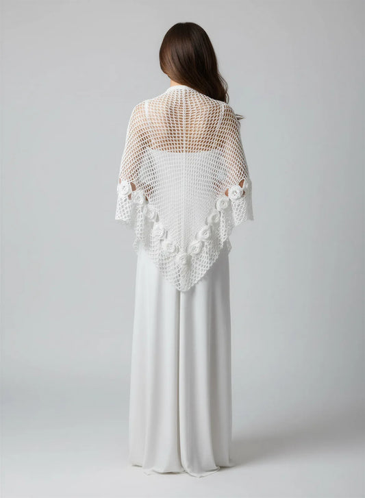 Châle Matrimonia – vue de dos – crochet ivoire roses 3D bordure dentelle asymétrique – Cachalabibi