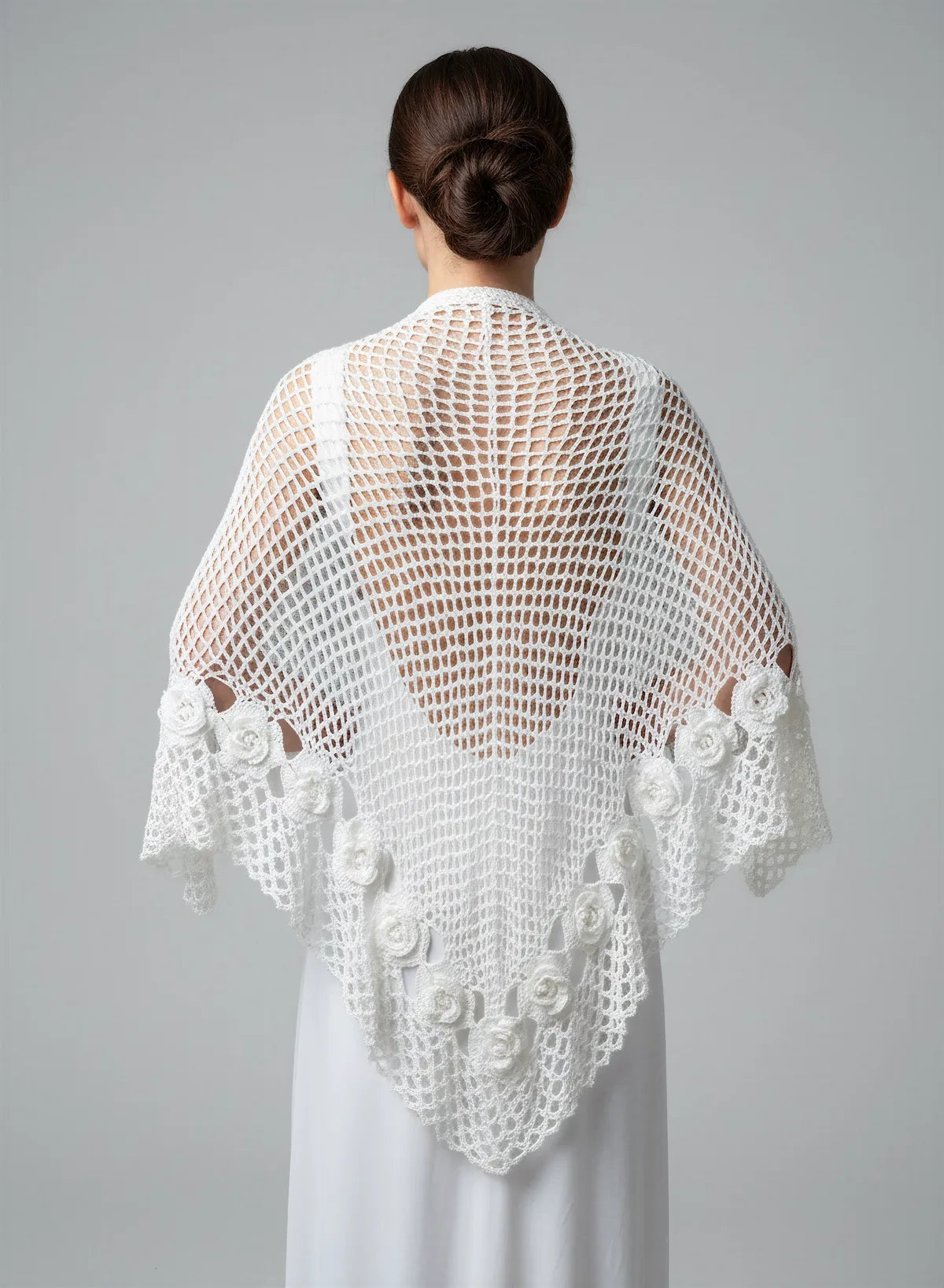 Châle Matrimonia – vue de dos triangulaire – crochet ivoire roses 3D bordure dentelle festonnée – Cachalabibi