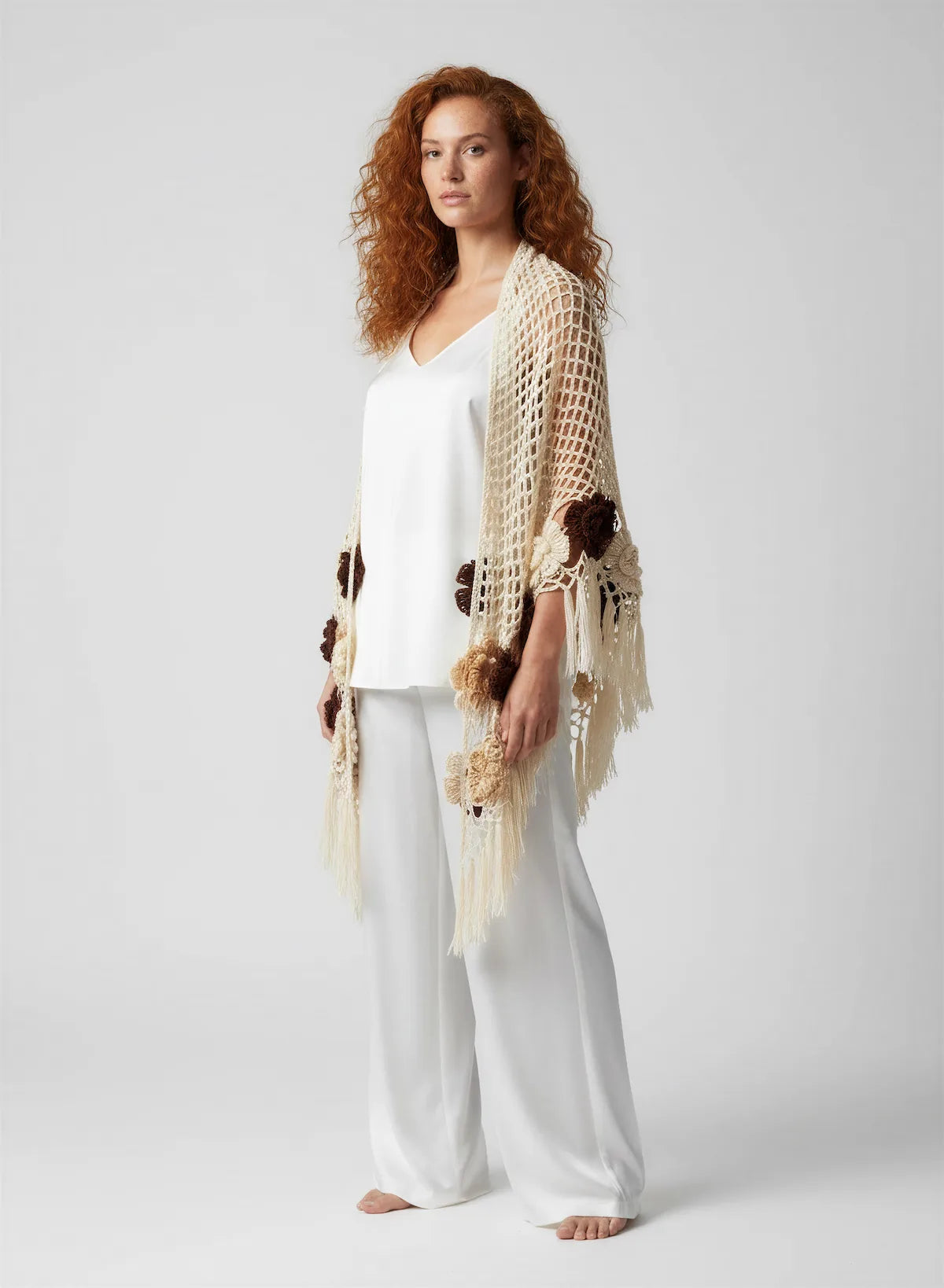 Châle Moderato – vue de face look blanc – crochet écru fleurs 3D beige chocolat franges – Cachalabibi