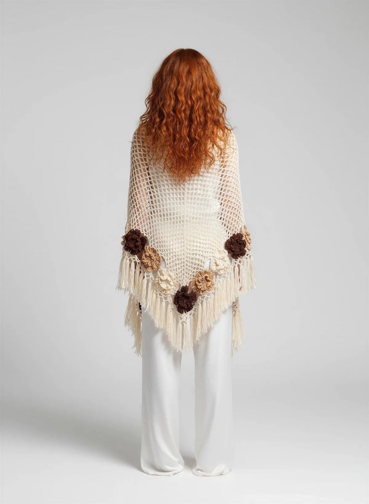 Châle Moderato – vue de dos couronne fleurs – crochet écru fleurs 3D beige chocolat bordure franges – Cachalabibi