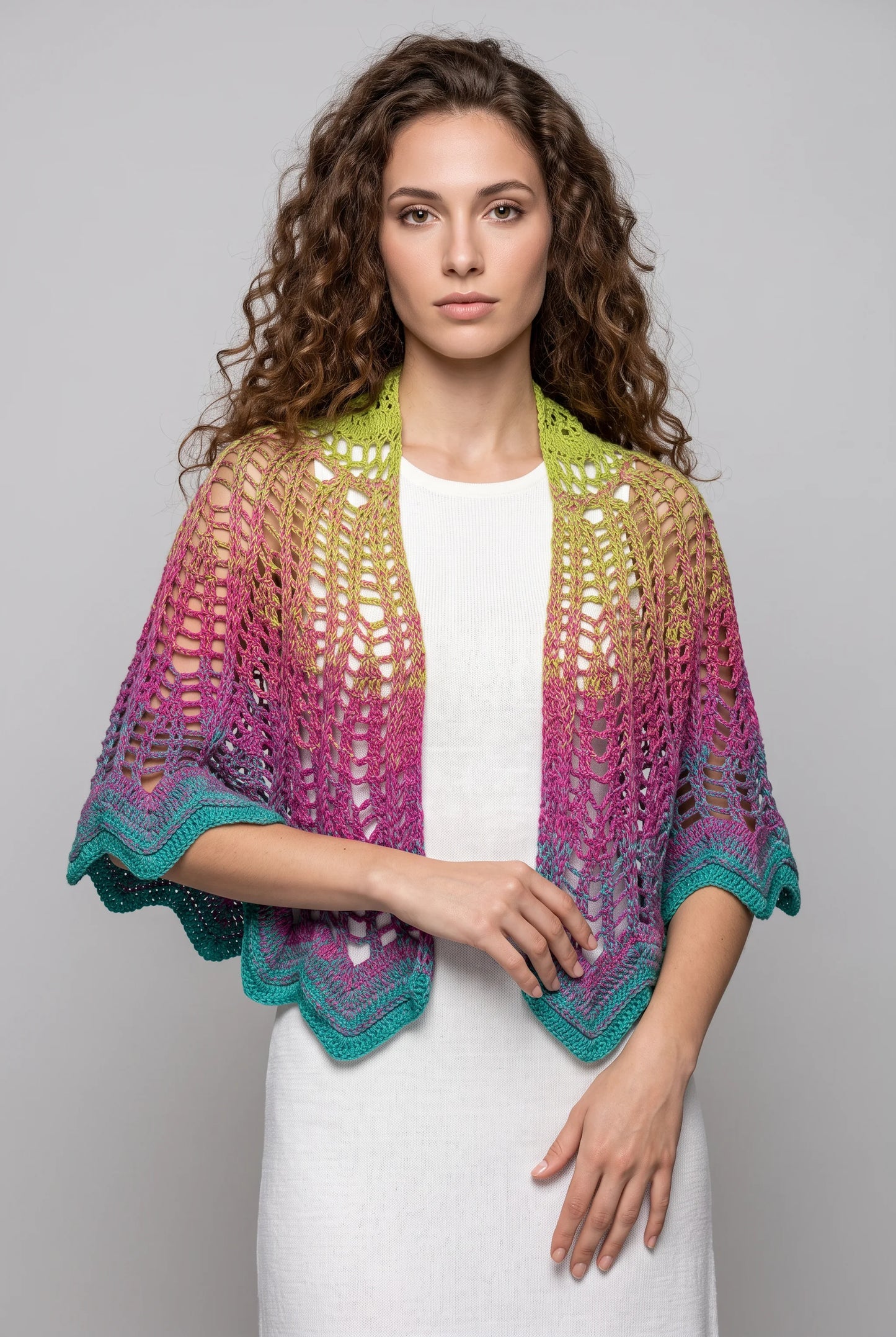 Châle AMonrenbo – vue de face – crochet dégradé vert rose bleu motif ananas – Cachalabibi