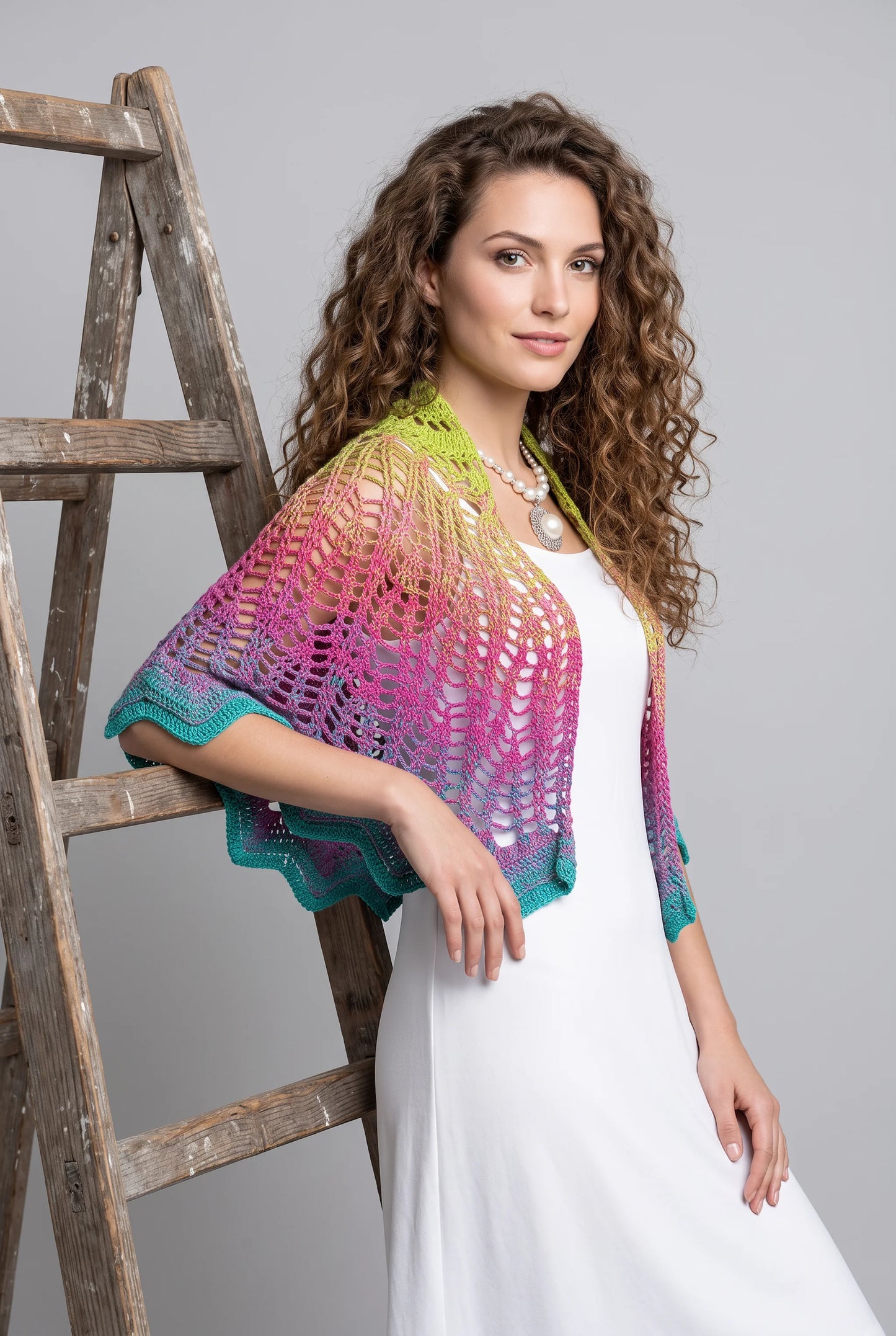 Châle Monrenbo – adossée à un escabeau – crochet dégradé vert rose bleu motif ananas – Cachalabibi