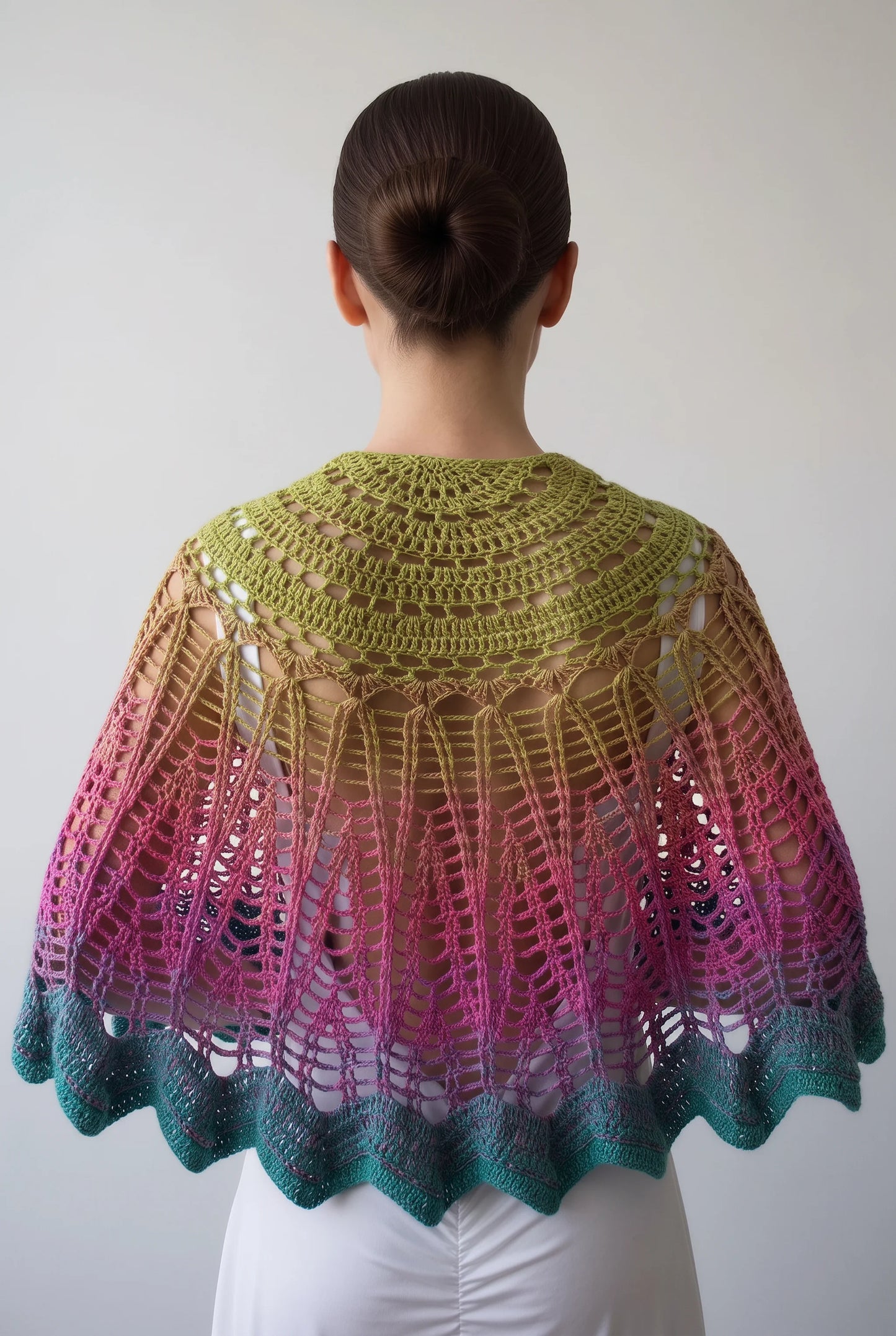 Châle Monrenbo – vue de dos– crochet dégradé vert rose bleu motif ananas – Cachalabibi