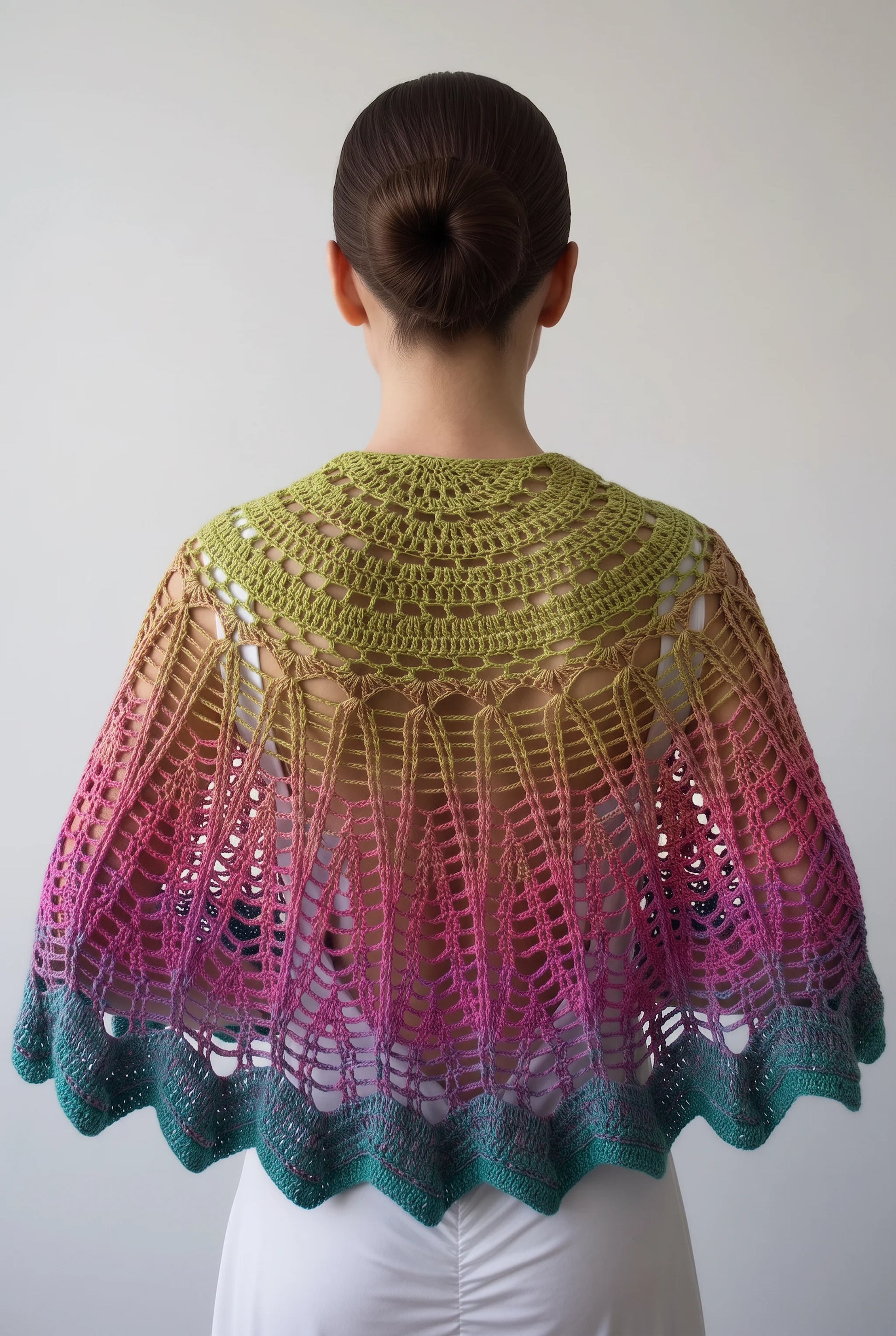 Châle Monrenbo – vue de dos– crochet dégradé vert rose bleu motif ananas – Cachalabibi