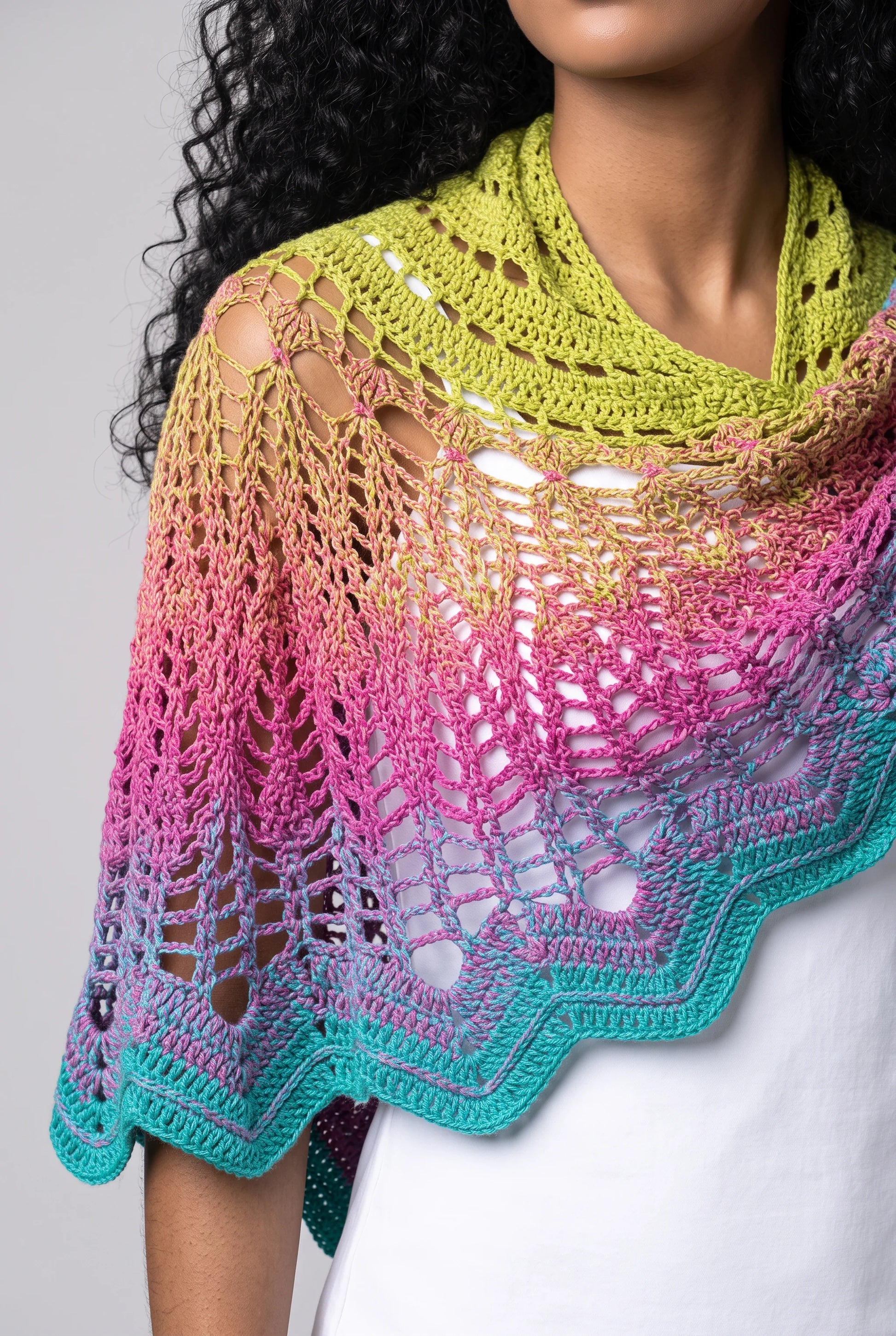 Châle Monrenbo – détail du crochet dégradé vert rose bleu motif ananas – Cachalabibi