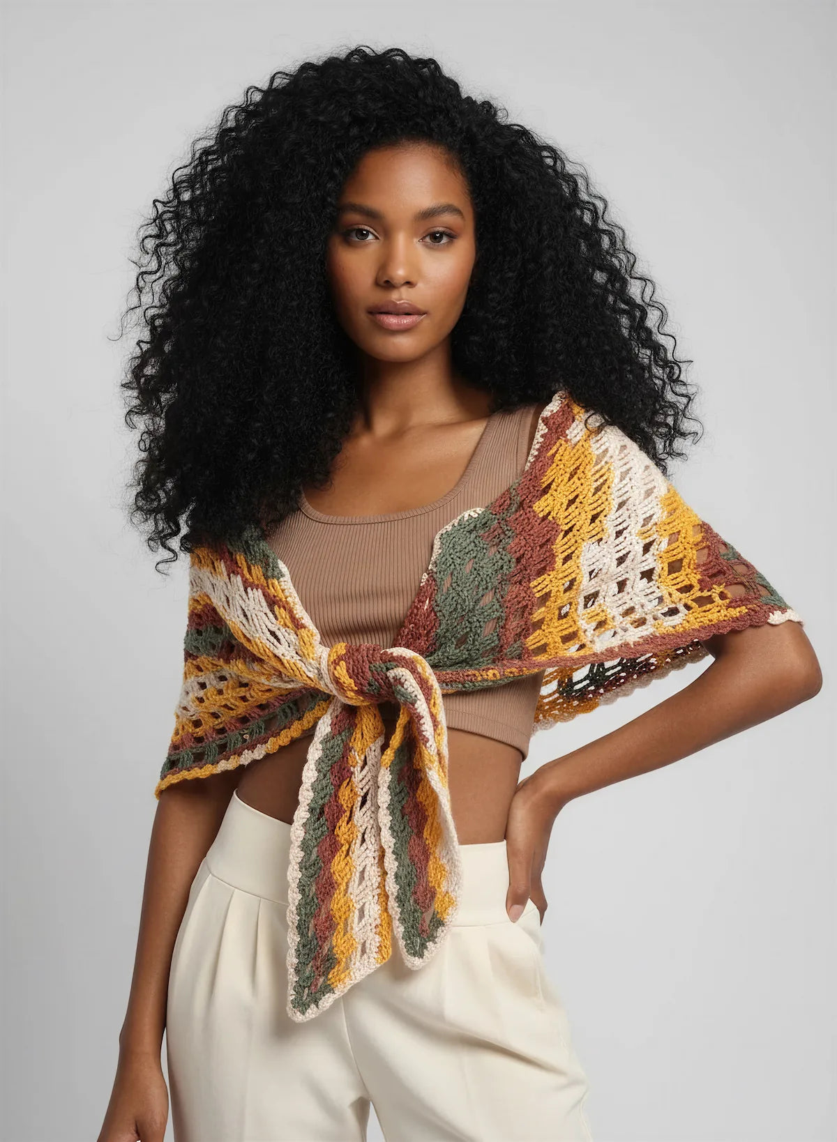 Châle Mozamba – vue de face noué – crochet rayures ocre vert sauge terracotta bordure festonnée – Cachalabibi