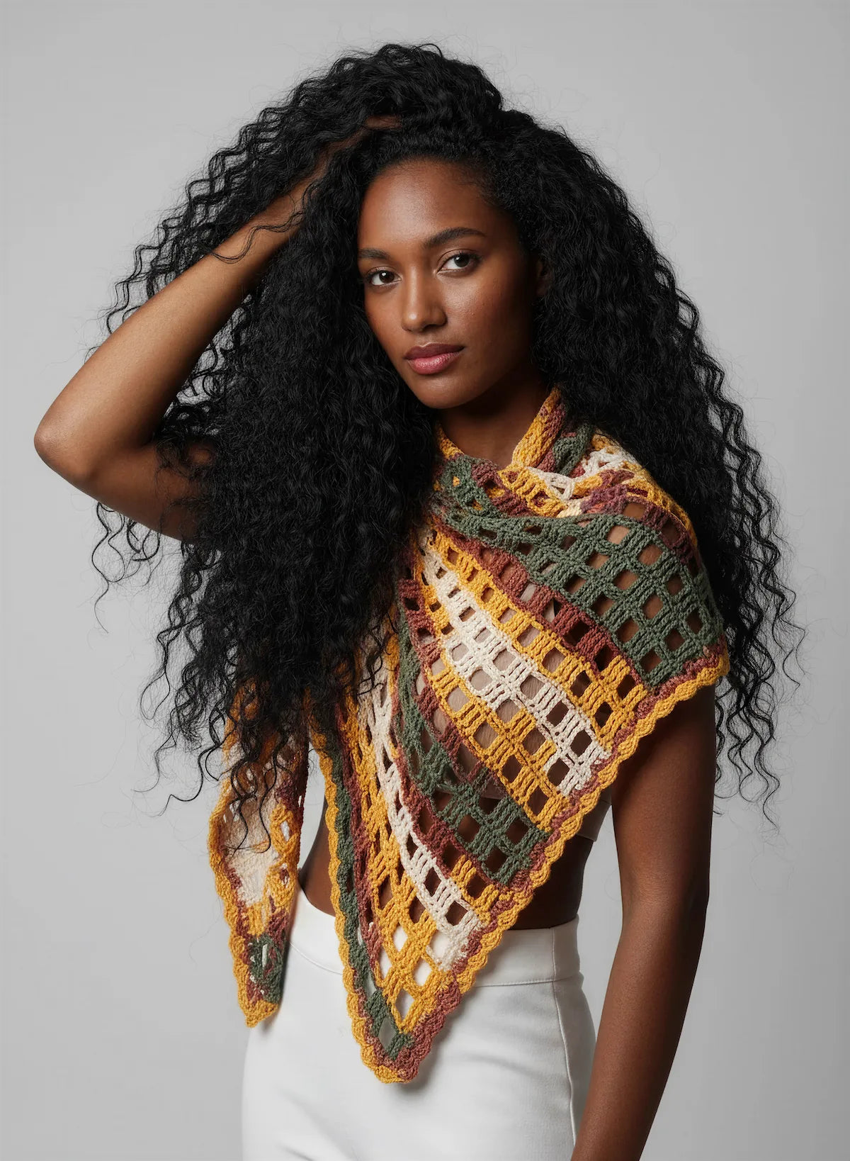 Châle Mozamba – vue de face drapé croisé – crochet rayures ocre vert sauge terracotta – Cachalabibi