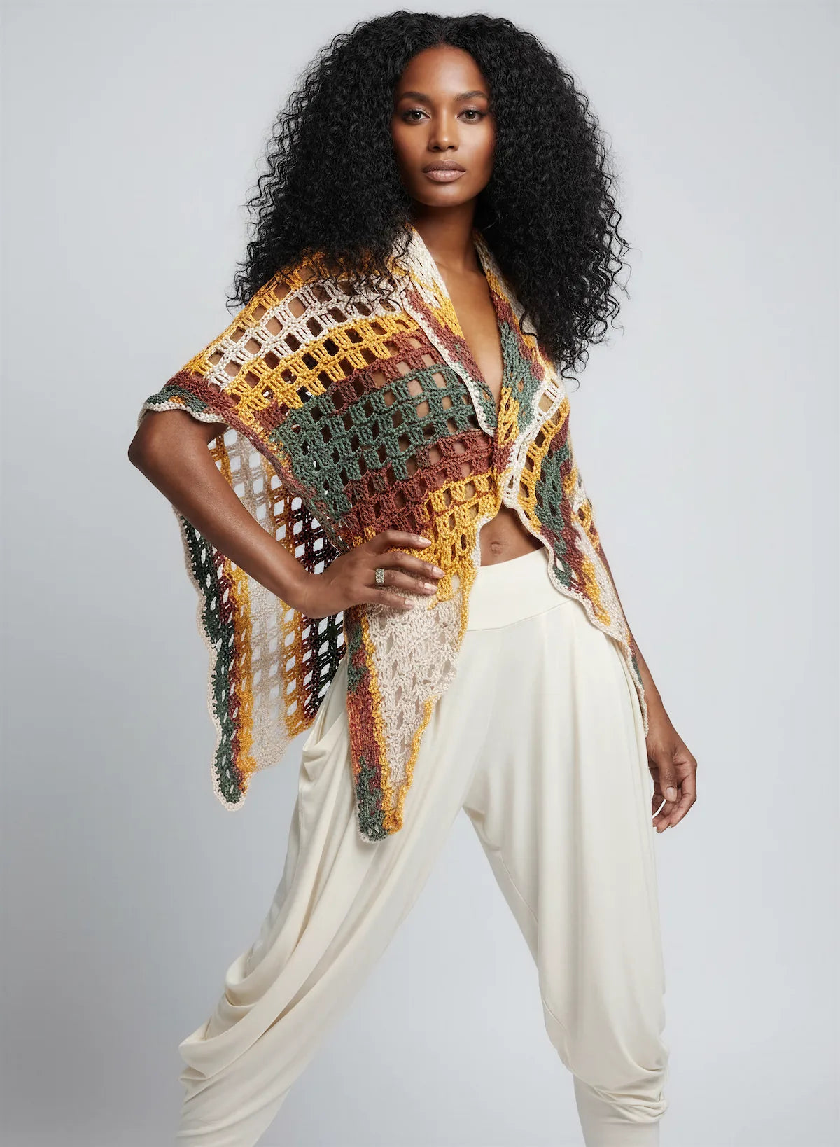 Châle Mozamba – vue de face ouvert – crochet rayures ocre vert sauge terracotta bordure festonnée – Cachalabibi