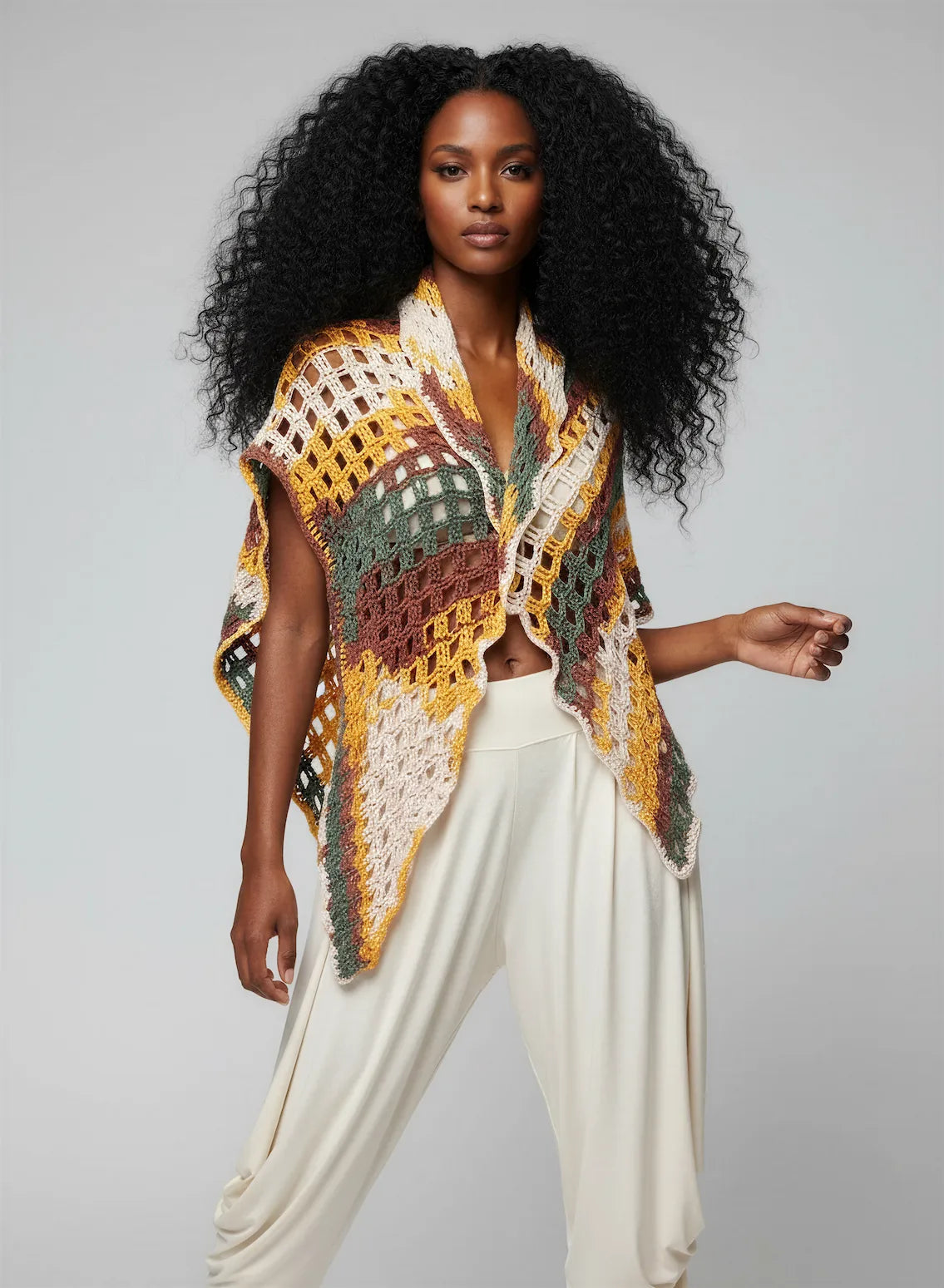 Châle Mozamba – vue de face 3/4 – crochet rayures ocre vert sauge terracotta – Cachalabibi