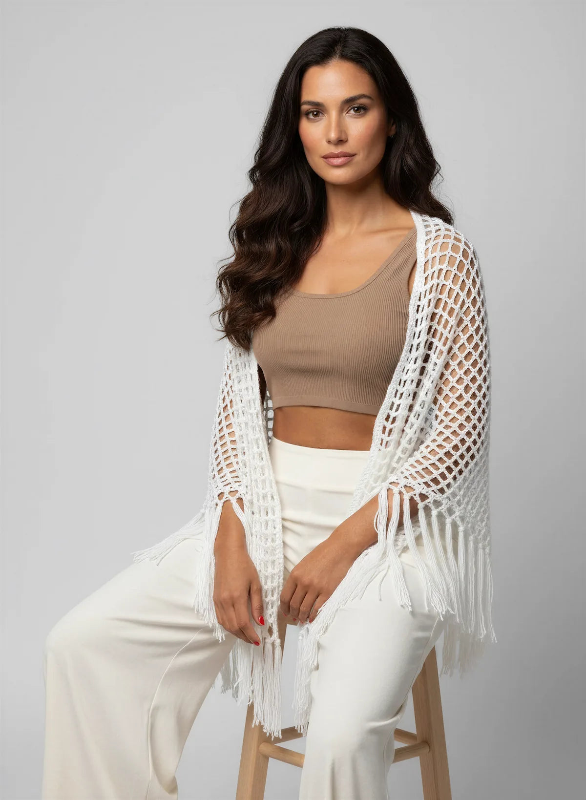 Châle Palermo – vue de face assise – crochet blanc franges longues – Cachalabibi