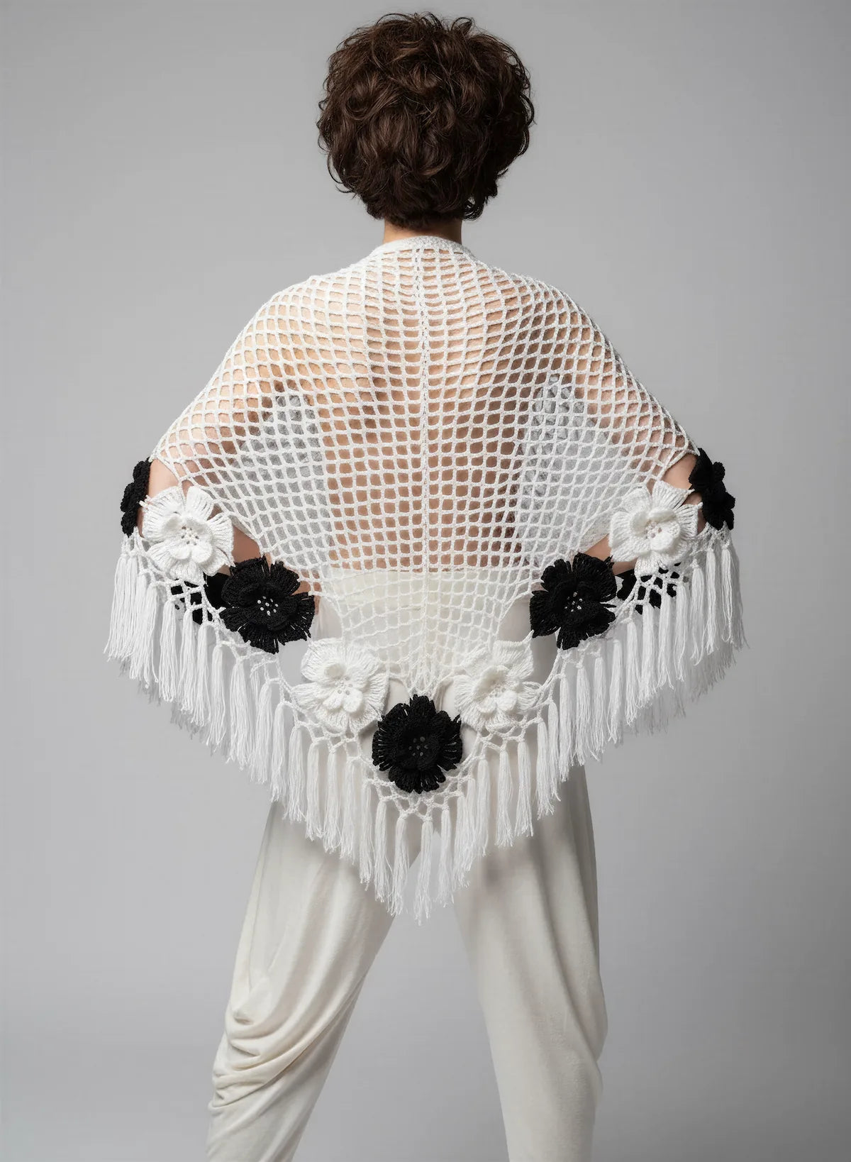 Châle Palermo – vue de dos triangulaire – crochet blanc fleurs 3D noir blanc franges – Cachalabibi
