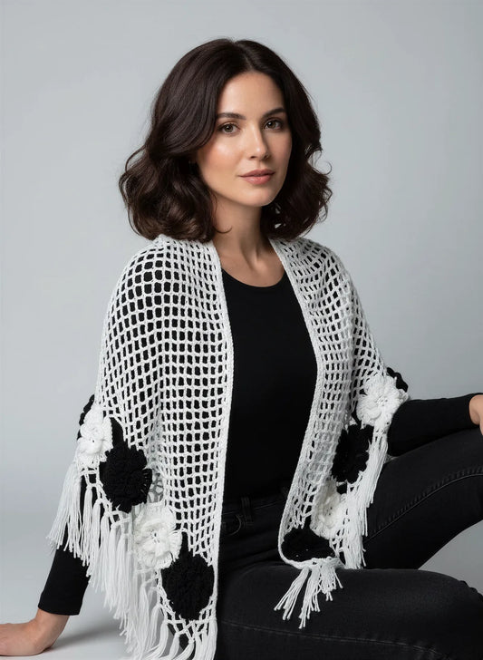Châle Palermo – vue de face look noir – crochet blanc fleurs 3D noir blanc franges – Cachalabibi