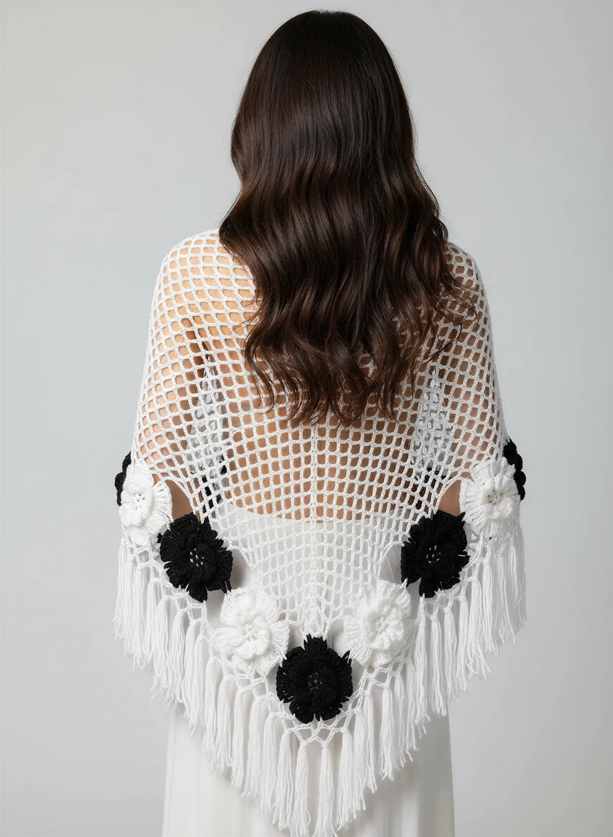 Châle Palermo – vue de dos fleurs 3D – crochet blanc appliqués fleurs noir blanc franges – Cachalabibi