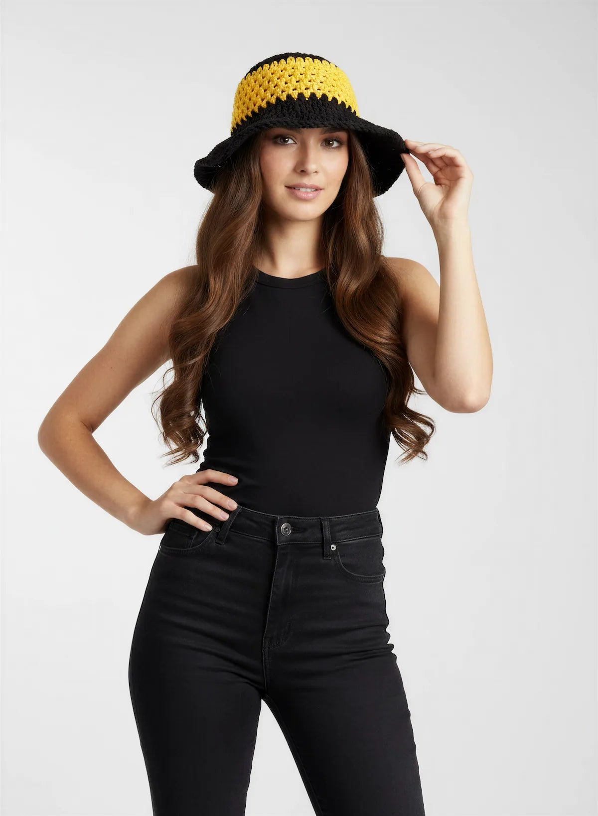 Chapeau Bobbydos – vue de face buste main bord – bucket hat crochet bicolore jaune noir résille ajourée – Cachalabibi