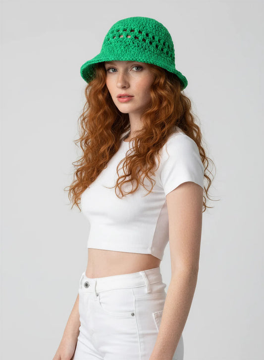 Chapeau Bobbymint – vue profil 3/4 – bucket hat crochet vert émeraude résille ajourée bord tressé – Cachalabibi