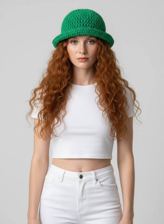 Chapeau Bobbymint – vue de face buste – bucket hat crochet vert émeraude résille ajourée bord tressé – Cachalabibi