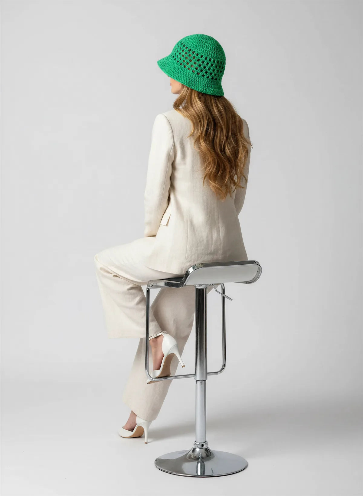 Chapeau Bobbymint – vue de dos assise tabouret – bucket hat crochet vert émeraude résille ajourée bord tressé – Cachalabibi