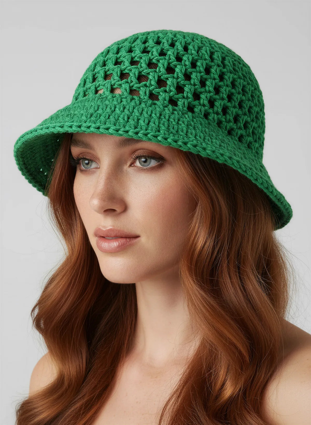 Chapeau Bobbymint – gros plan visage – bucket hat crochet vert émeraude résille grande maille ajourée bord tressé – Cachalabibi