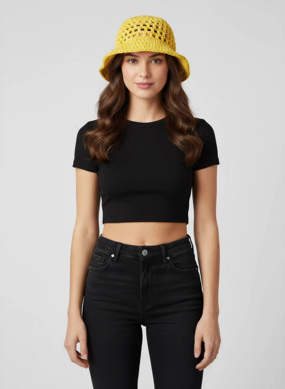 Chapeau Bobbysol – vue de face crop top – bucket hat crochet jaune soleil résille ajourée bord tressé – Cachalabibi