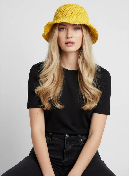 Chapeau Bobbysol – vue de face assise – bucket hat crochet jaune doré résille ajourée bord tressé – Cachalabibi