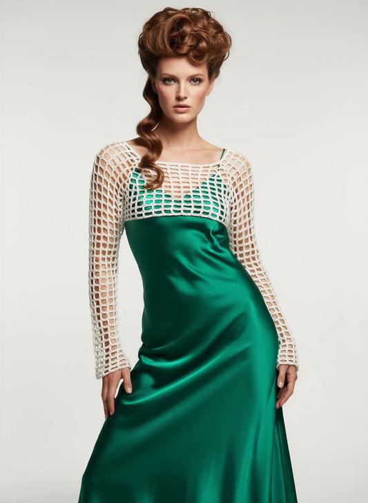 Crop Top Avorio – vue de face plein pied – crop top crochet fait main écru résille grande maille manches longues encolure bateau sur robe satinée vert émeraude – Cachalabibi