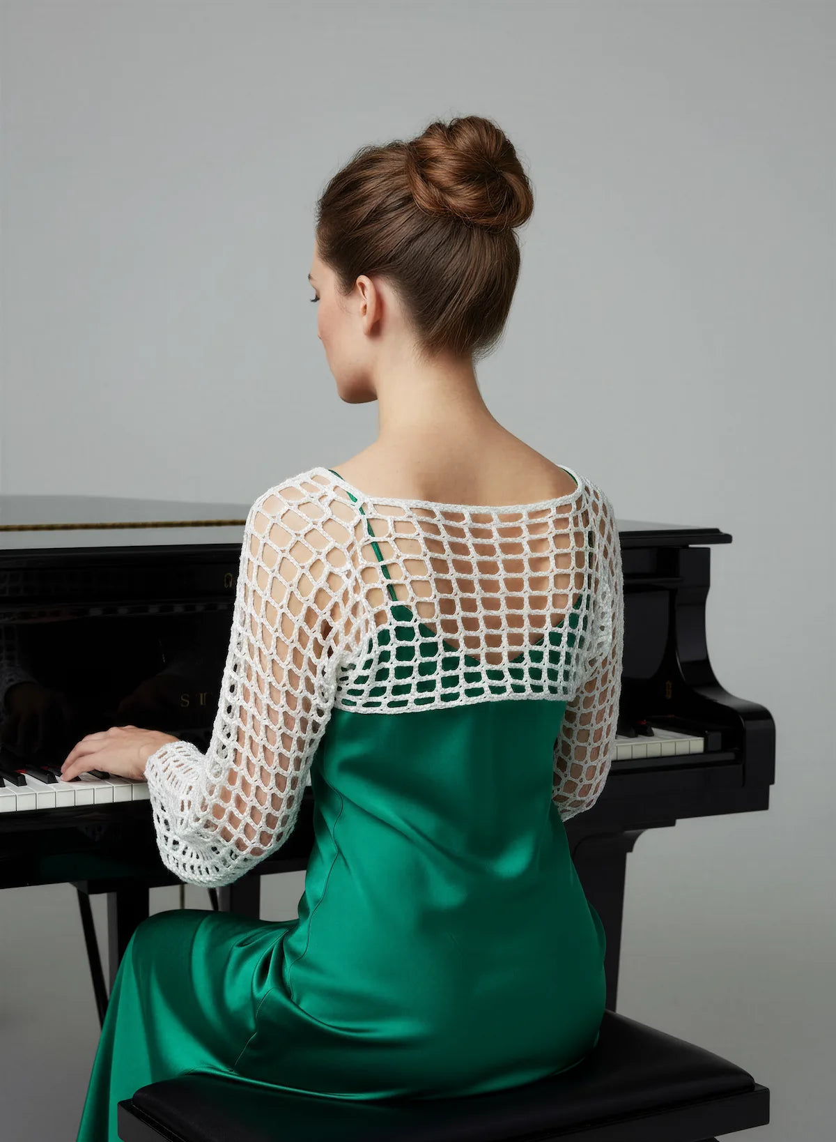 Crop Top Avorio – vue de dos assise piano – crop top crochet fait main écru résille grande maille manches longues encolure dos bateau chignon élégant – Cachalabibi
