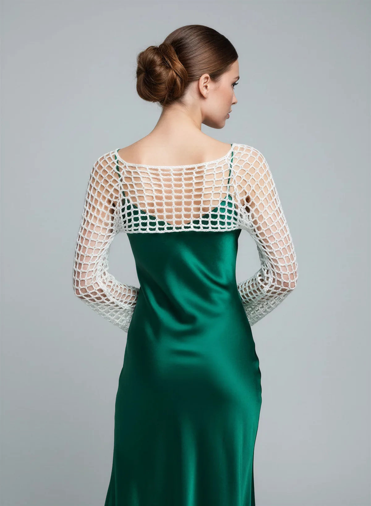 Crop Top Avorio – vue de dos – crop top crochet fait main écru résille grande maille manches longues encolure dos bateau sur robe satinée vert émeraude – Cachalabibi
