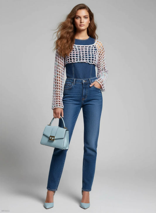 Crop Top Bubblestar – vue de dos assise – crop top crochet fait main résille irisée pastel manches longues encolure dos bateau sur brassière denim – Cachalabibi