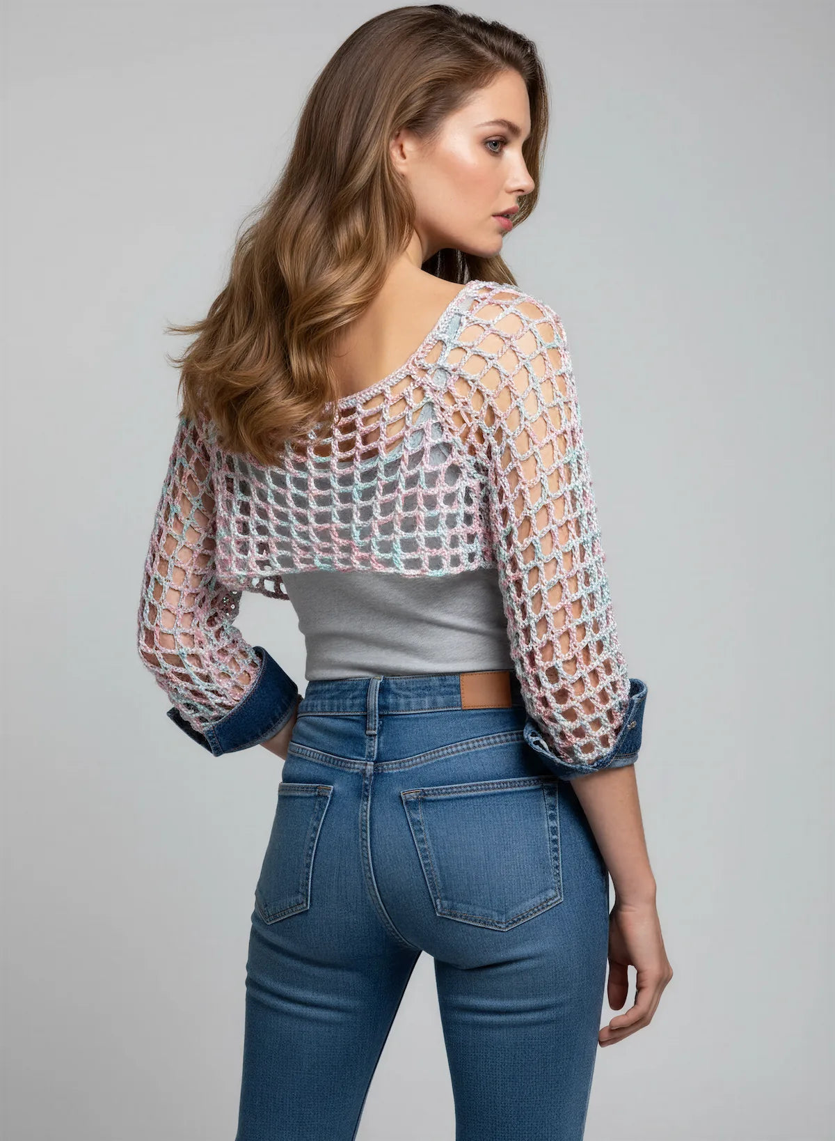 Crop Top Bubblestar – vue de face 3/4 look western – crop top crochet fait main résille irisée pastel manches longues encolure bateau sur chemise denim – Cachalabibi