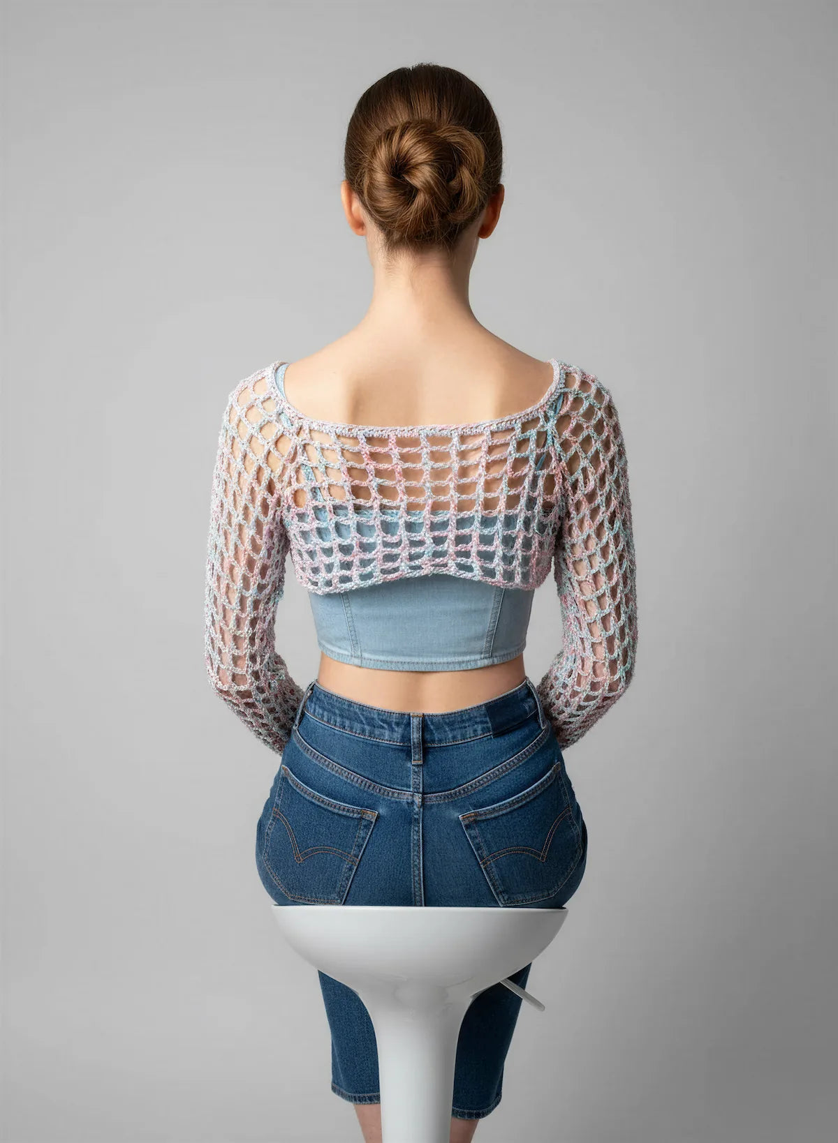 Crop Top Bubblestar – vue dos 3/4 regard épaule – crop top crochet fait main résille irisée pastel manches longues encolure dos bateau – Cachalabibi