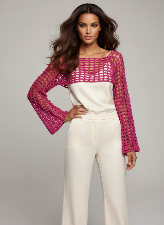 Crop Top Fuschiamo – vue de face – crop top crochet fait main fuchsia manches évasées résille grande maille encolure bateau sur bustier satiné ivoire – Cachalabibi