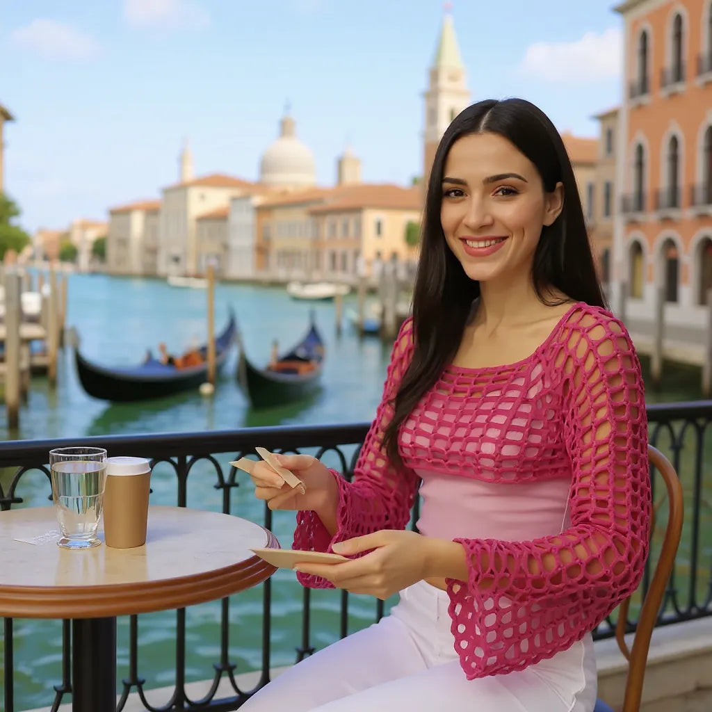 Crop top au crochet fait main Fuschiamo de Cachalabibi - fuchsia - vue de face en terrasse à Venise avec vue sur le canal
