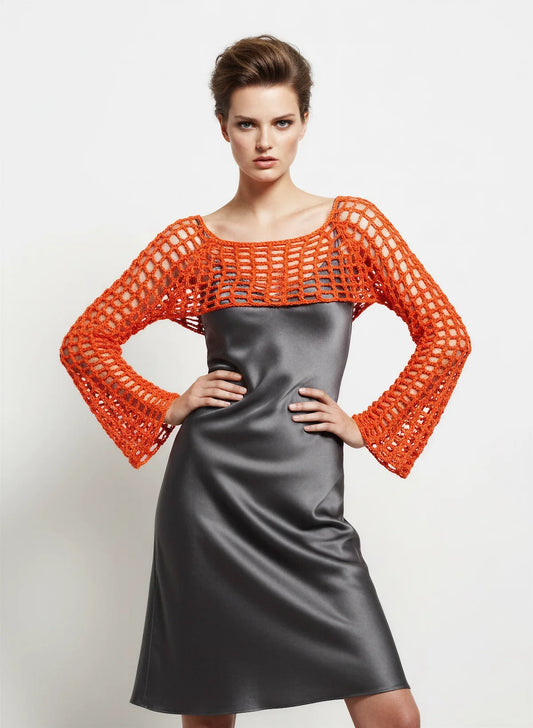 Crop Top Hibisca – vue de face mains sur hanches – crop top crochet fait main orange vif manches évasées résille encolure bateau sur robe satinée – Cachalabibi