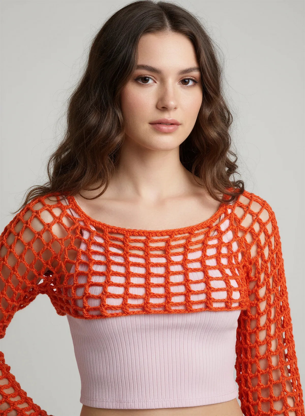 Crop Top Hibisca – détail buste encolure – crop top crochet fait main orange vif résille grande maille texture encolure bateau arrondie – Cachalabibi