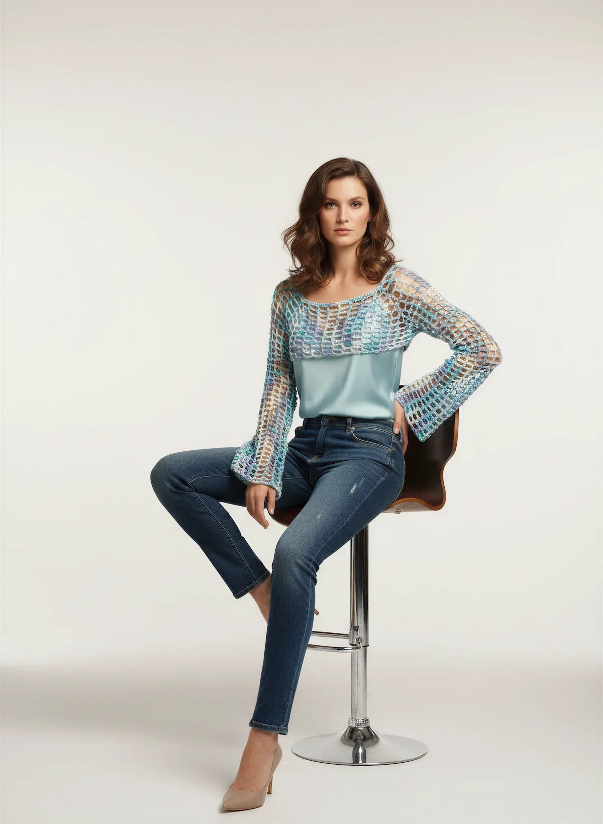 Crop Top Ladyblue – vue de face assise – crop top crochet fait main résille multicolore bleu lagon manches évasées encolure bateau – Cachalabibi