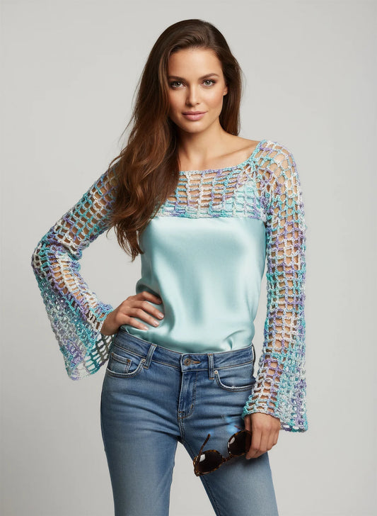 Crop Top Ladyblue – vue de face 3/4 – crop top crochet fait main résille multicolore bleu lagon lavande manches longues évasées – Cachalabibi