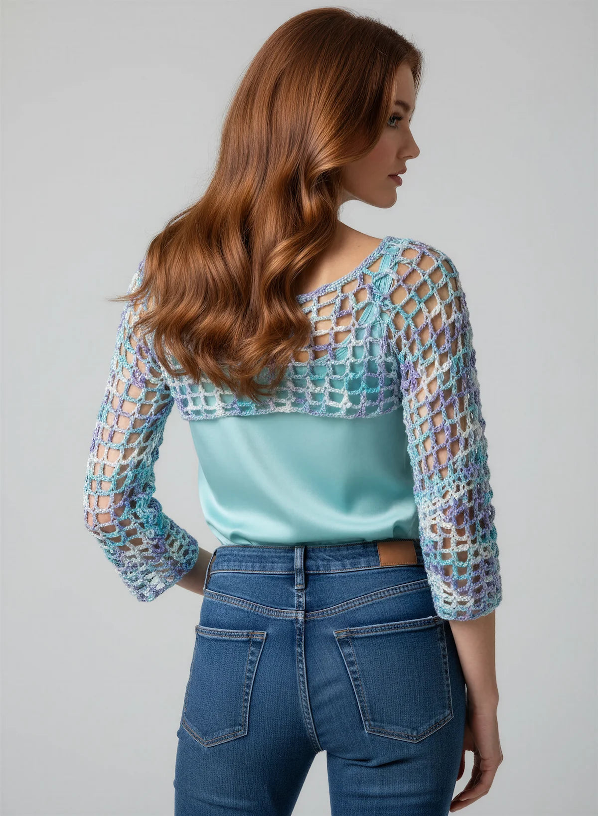 Crop Top Ladyblue – vue dos 3/4 – crop top crochet fait main résille multicolore bleu lagon manches longues encolure dos bateau – Cachalabibi