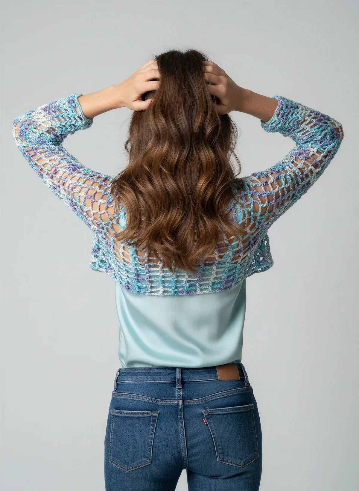 Crop Top Ladyblue – vue de dos mains dans cheveux – crop top crochet fait main résille multicolore bleu lagon lavande manches évasées encolure dos bateau – Cachalabibi