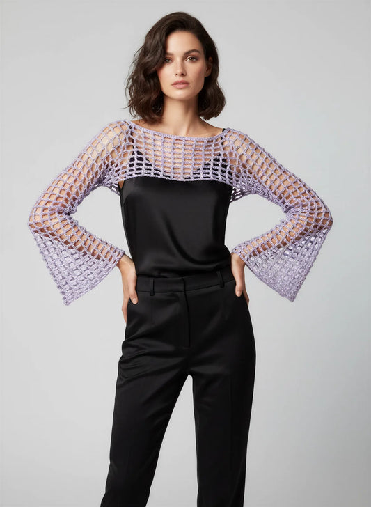 Crop Top Lavanda – vue de face – crop top crochet fait main lavande irisé manches évasées résille grande maille encolure bateau sur bustier noir – Cachalabibi