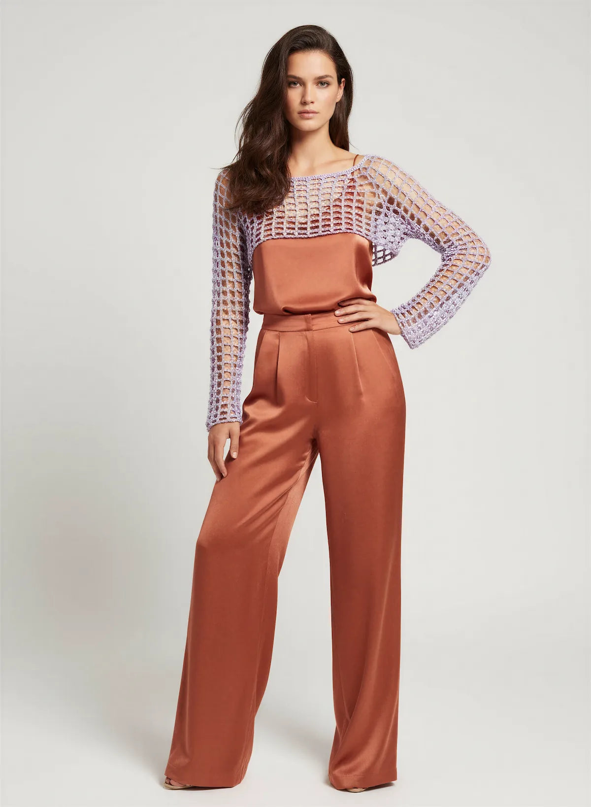 Crop Top Lavanda – vue de face plein pied – crop top crochet fait main lavande irisé manches évasées résille encolure bateau sur ensemble satiné terracotta – Cachalabibi