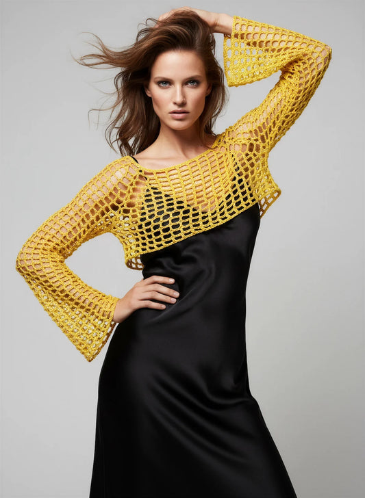 Crop Top Napolitano – vue de face dynamique – crop top crochet fait main jaune soleil manches évasées résille encolure bateau pose éditoriale – Cachalabibi