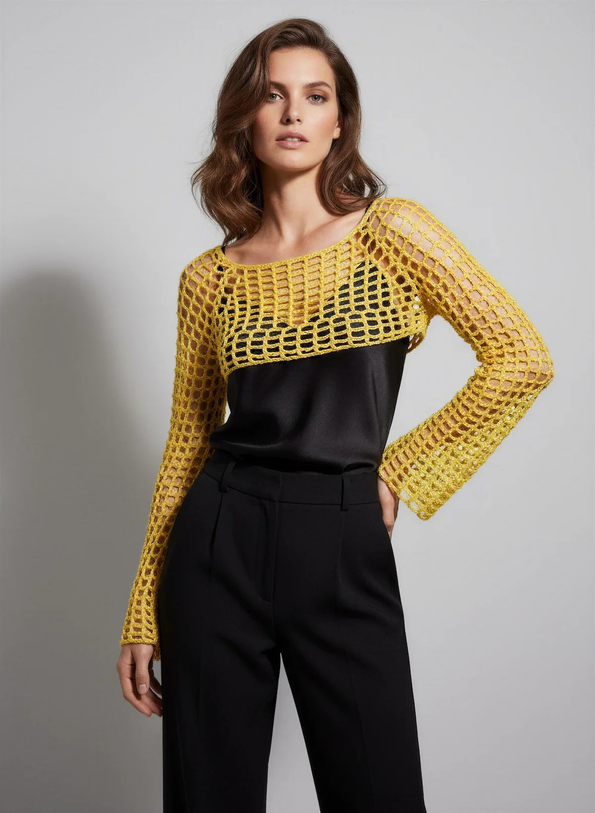 Crop Top Napolitano – vue de face 3/4 – crop top crochet fait main jaune soleil manches longues évasées résille encolure bateau – Cachalabibi