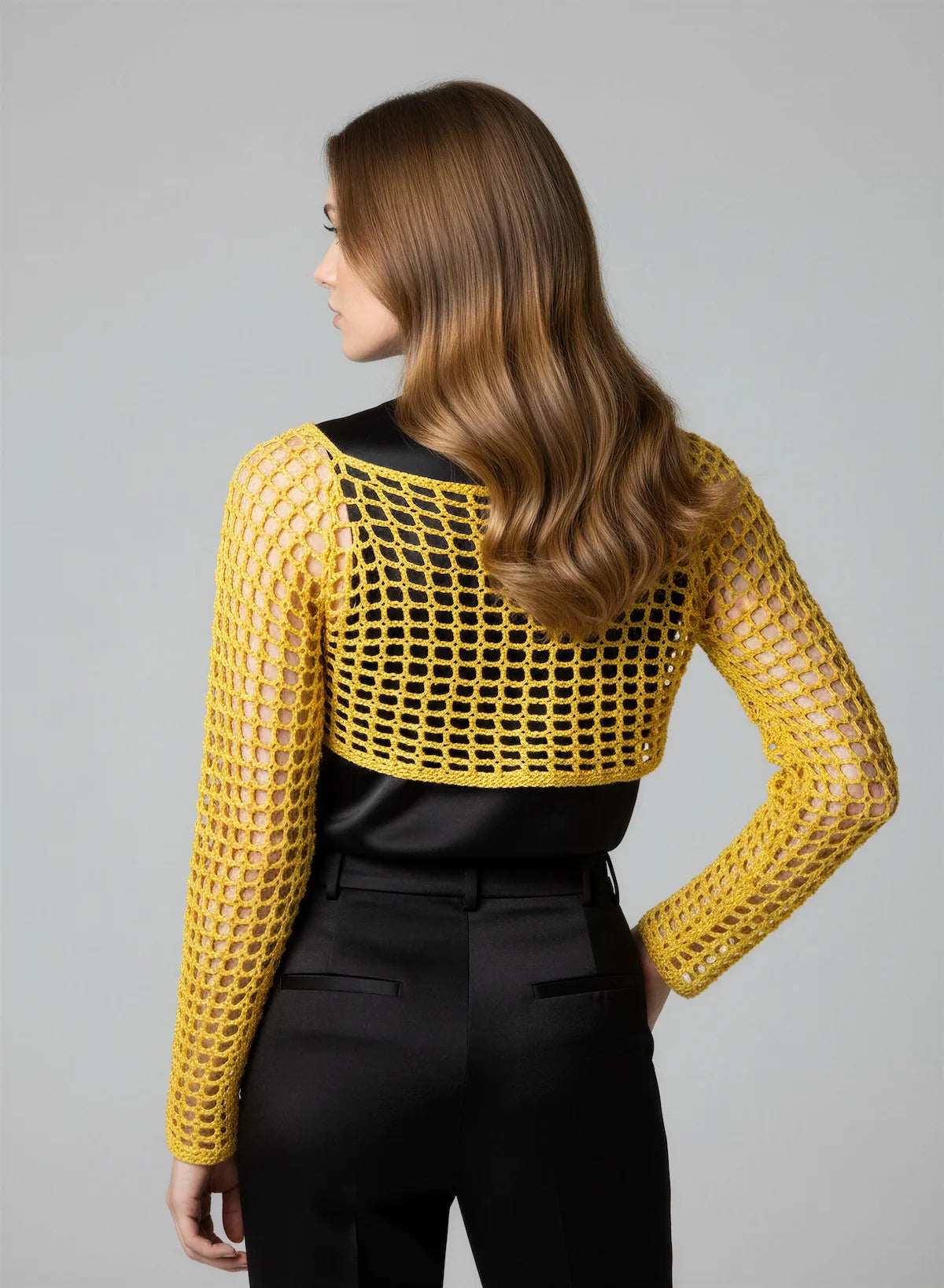 Crop Top Napolitano – vue dos 3/4 – crop top crochet fait main jaune soleil manches longues résille encolure dos bateau – Cachalabibi