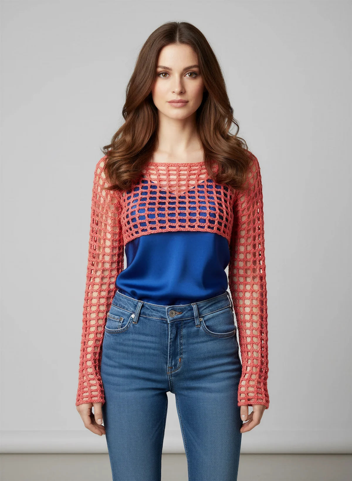 Crop Top Oleandro – vue de face color block – crop top crochet fait main corail manches longues résille sur top bleu roi – Cachalabibi