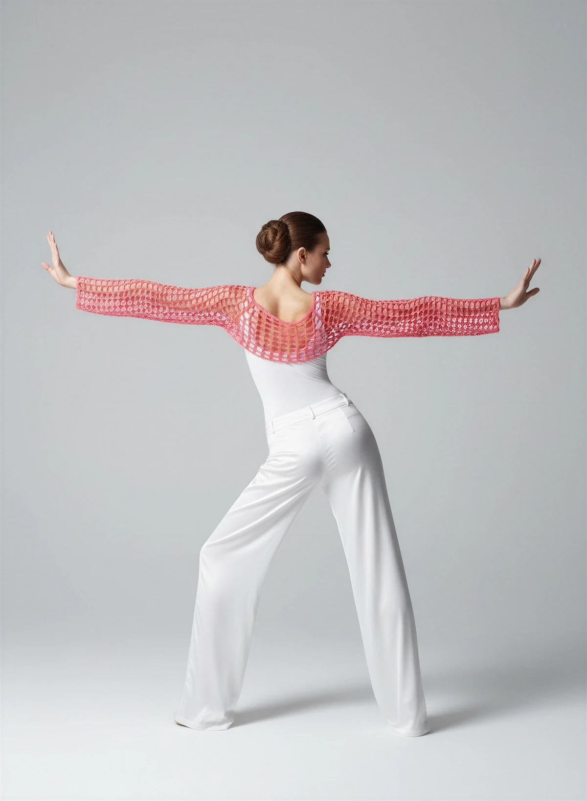 Crop Top Oleandro – vue de dos bras écartés – crop top crochet fait main corail manches longues résille encolure dos carrée pose dansée – Cachalabibi